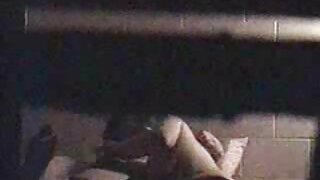 Bucmasta svijetlokosa tinejdžerica puše slatka grupni seks filmovi jaja od gladnog pastuha na fešti