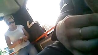 Zavodljiva tamnokosa kuja puše neuredan penis besplatni porno seks svog tipa na POV kameru